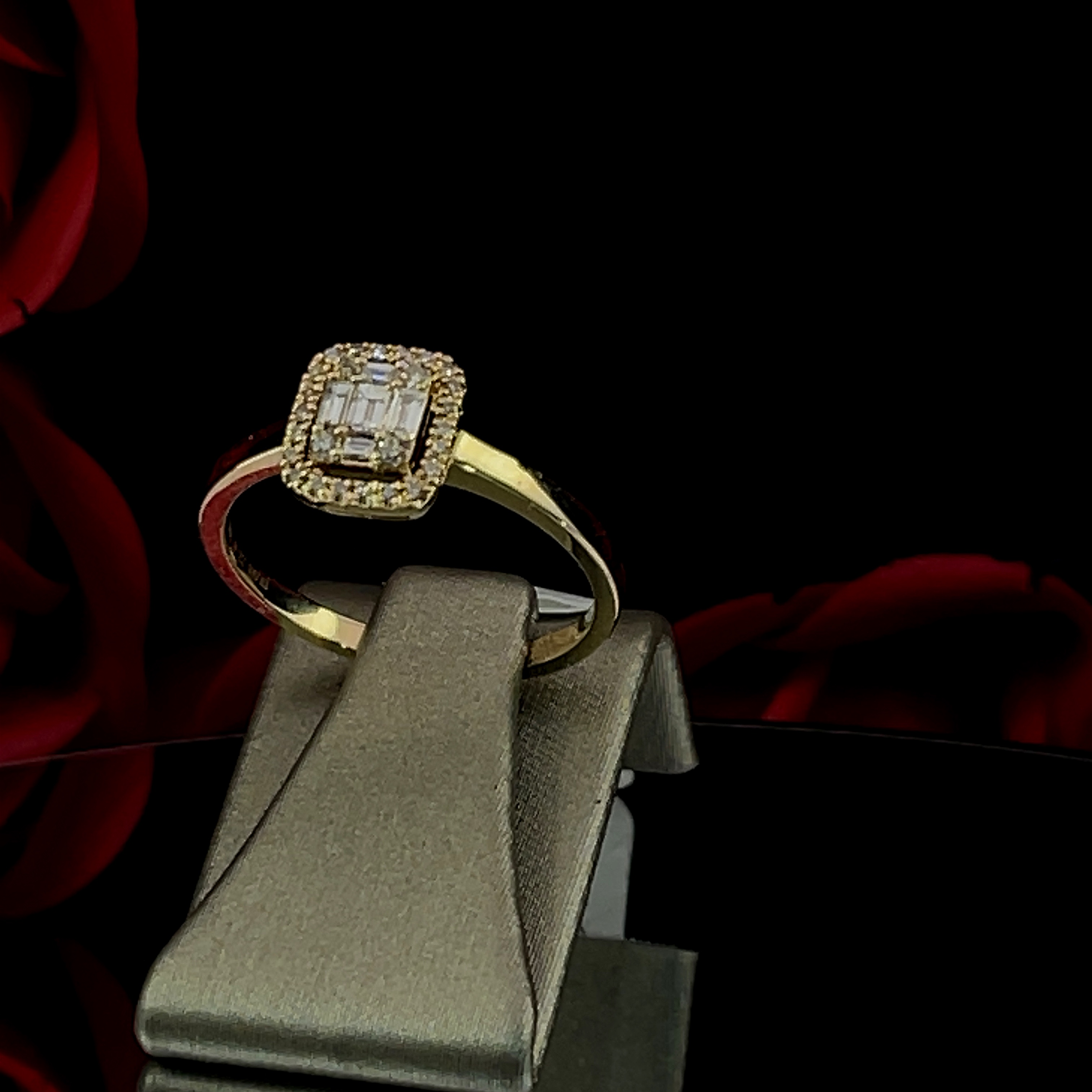 Diamanten dames Ring
14 kr goud
0.22 CT 
H-SI
Briljant & Baguette cut